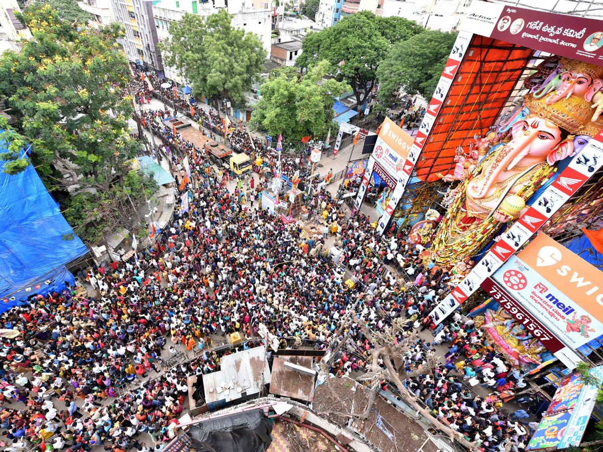 Huge Rush Of Devotees At Khairatabad Ganesh Photo Gallery - Sakshi14