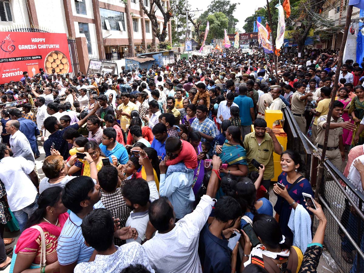 Huge Rush Of Devotees At Khairatabad Ganesh Photo Gallery - Sakshi15