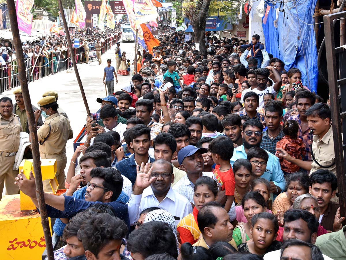 Huge Rush Of Devotees At Khairatabad Ganesh Photo Gallery - Sakshi16