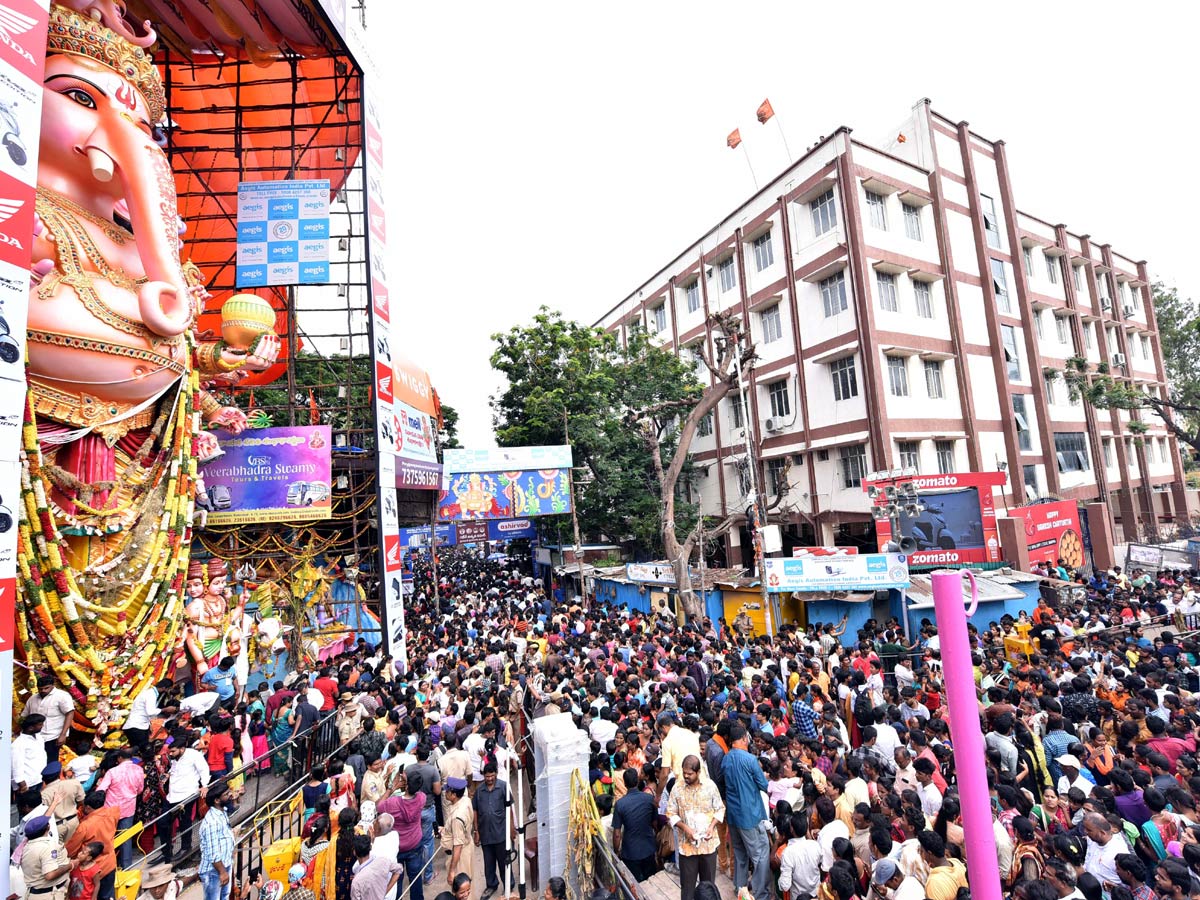 Huge Rush Of Devotees At Khairatabad Ganesh Photo Gallery - Sakshi17