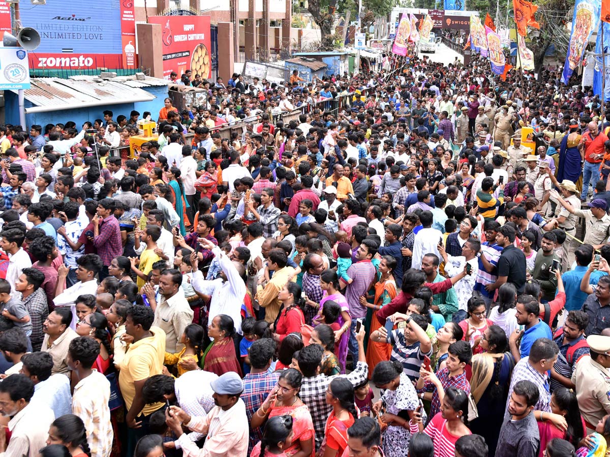 Huge Rush Of Devotees At Khairatabad Ganesh Photo Gallery - Sakshi18