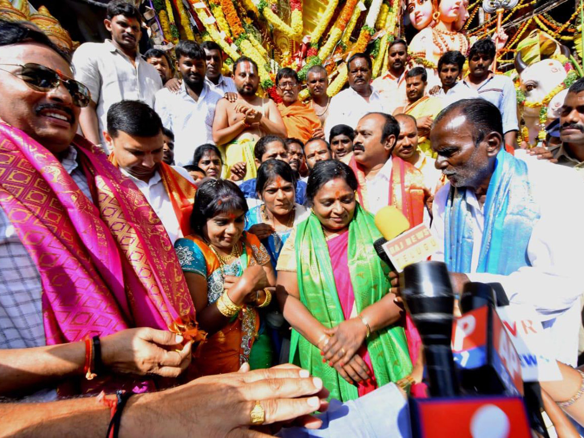 Huge Rush Of Devotees At Khairatabad Ganesh Photo Gallery - Sakshi2