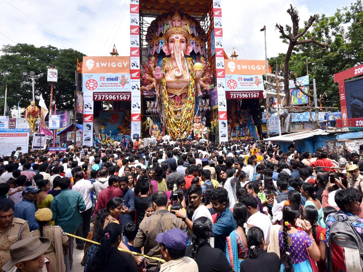 Huge Rush Of Devotees At Khairatabad Ganesh Photo Gallery - Sakshi3