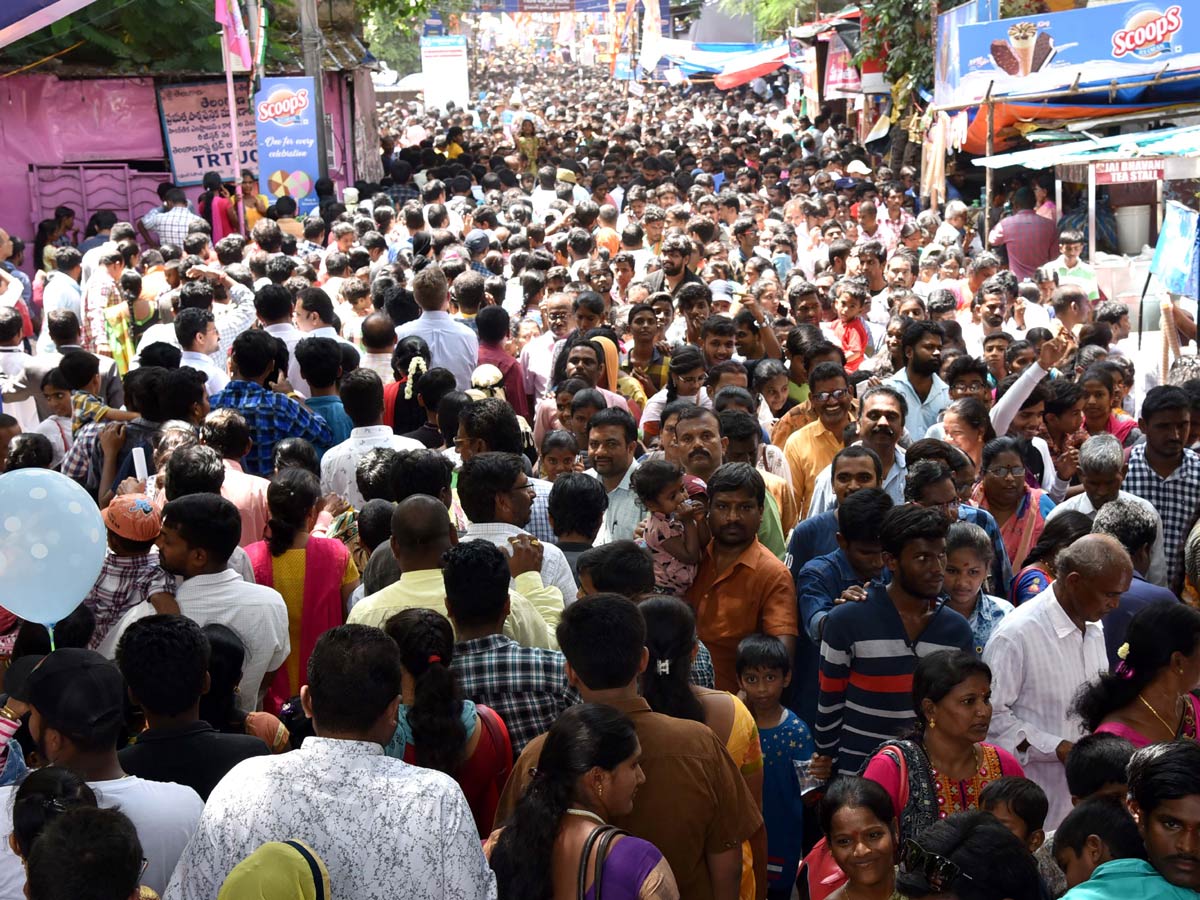 Huge Rush Of Devotees At Khairatabad Ganesh Photo Gallery - Sakshi4