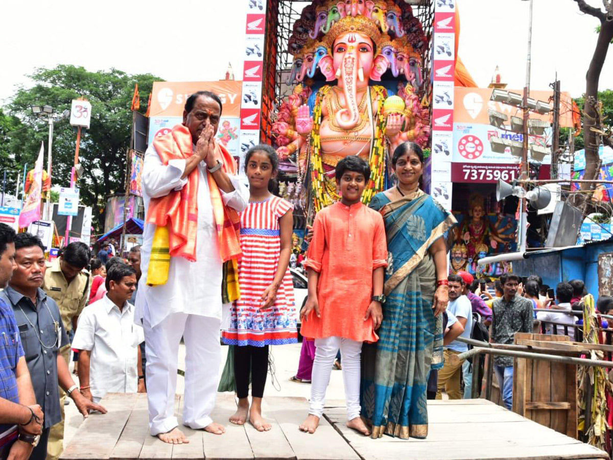 Huge Rush Of Devotees At Khairatabad Ganesh Photo Gallery - Sakshi7