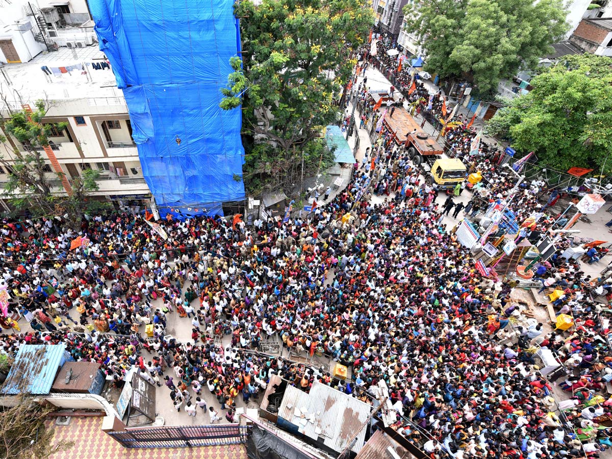 Huge Rush Of Devotees At Khairatabad Ganesh Photo Gallery - Sakshi9