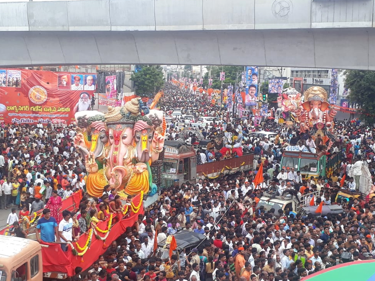 hyderabad ganesh nimajjanam Photo Gallery - Sakshi1