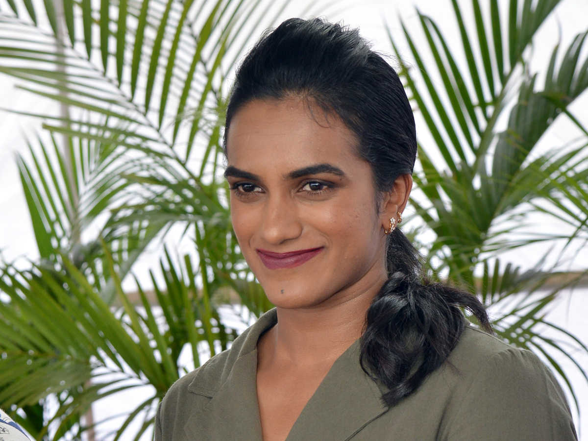 Nagarjuna Gifted BMW Car to PV Sindhu - Sakshi12