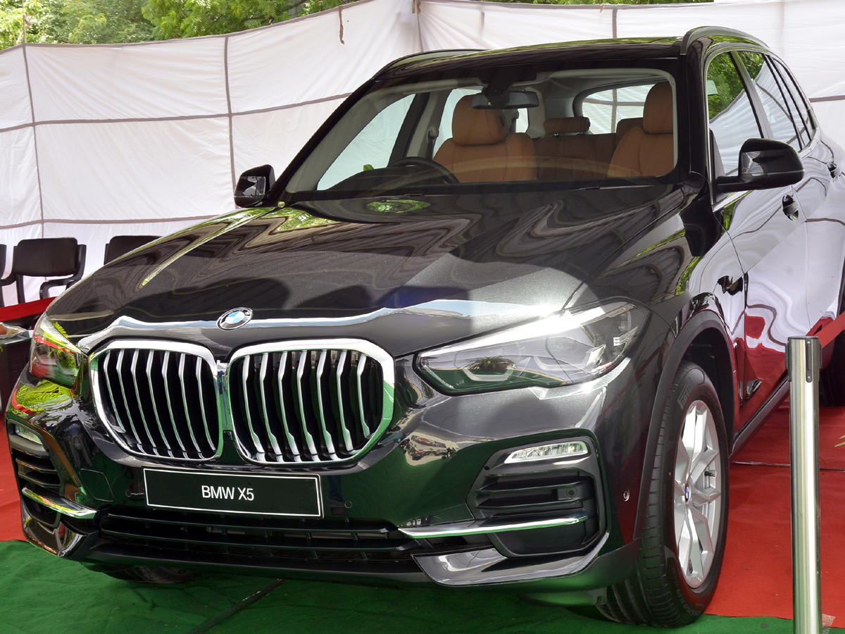 Nagarjuna Gifted BMW Car to PV Sindhu - Sakshi4