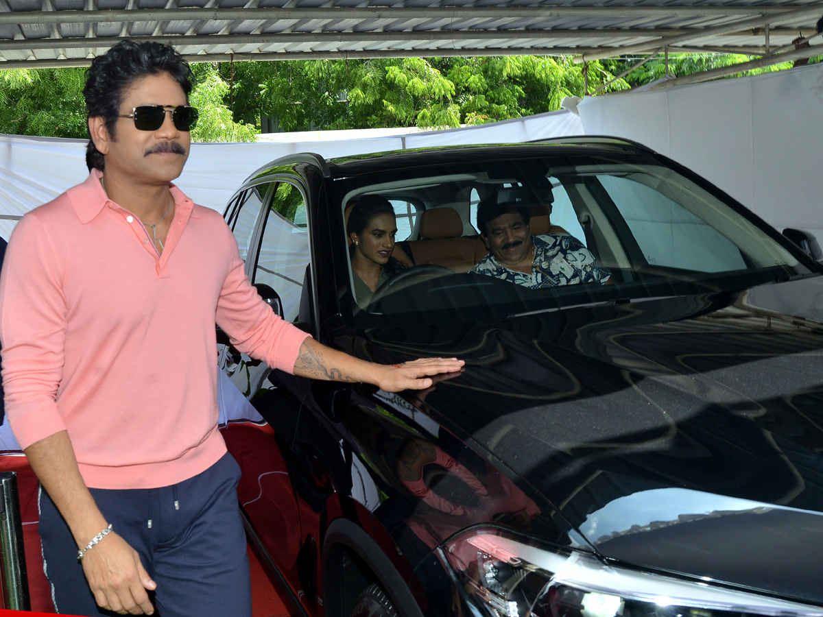 Nagarjuna Gifted BMW Car to PV Sindhu - Sakshi5