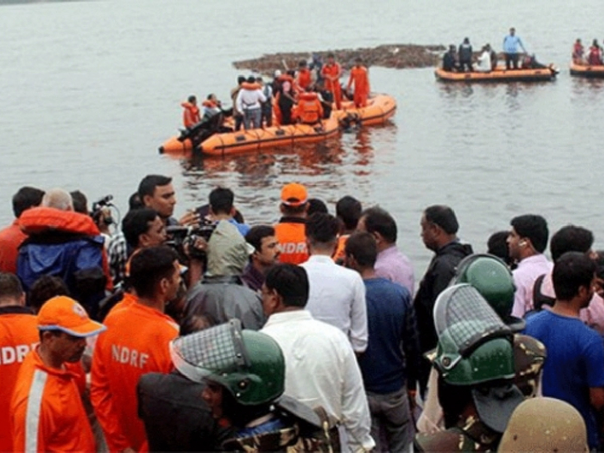 Tourist boat sinks in East Godavari Photo Gallery - Sakshi5