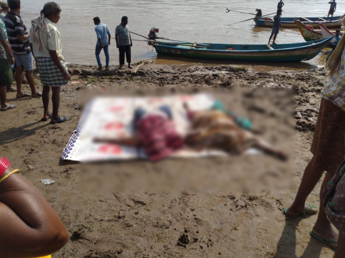 Tourist boat sinks in East Godavari Photo Gallery - Sakshi1