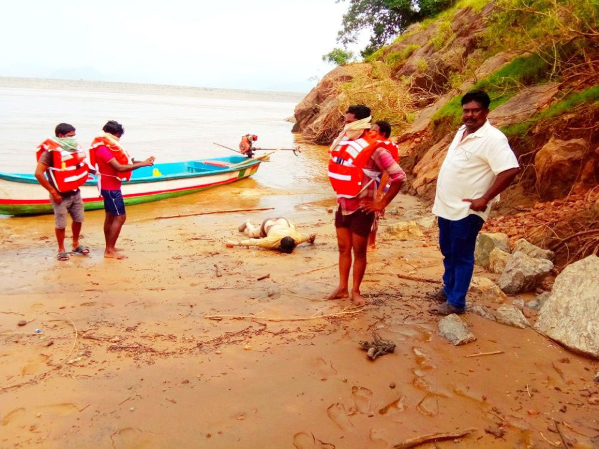 Ongoing Operation Godavari Boat Lift Out Photo Gallery - Sakshi12