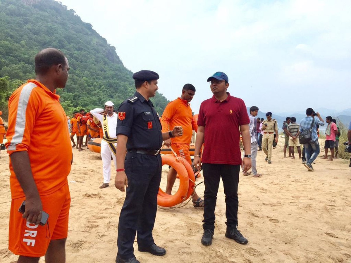 Ongoing Operation Godavari Boat Lift Out Photo Gallery - Sakshi13