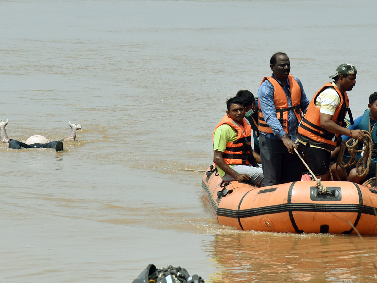 Ongoing Operation Godavari Boat Lift Out Photo Gallery - Sakshi14