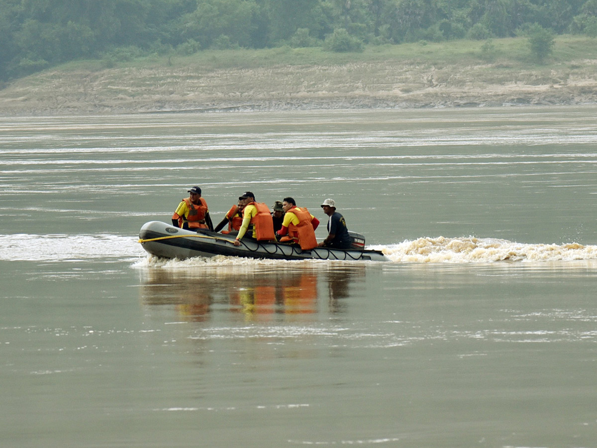 Ongoing Operation Godavari Boat Lift Out Photo Gallery - Sakshi16