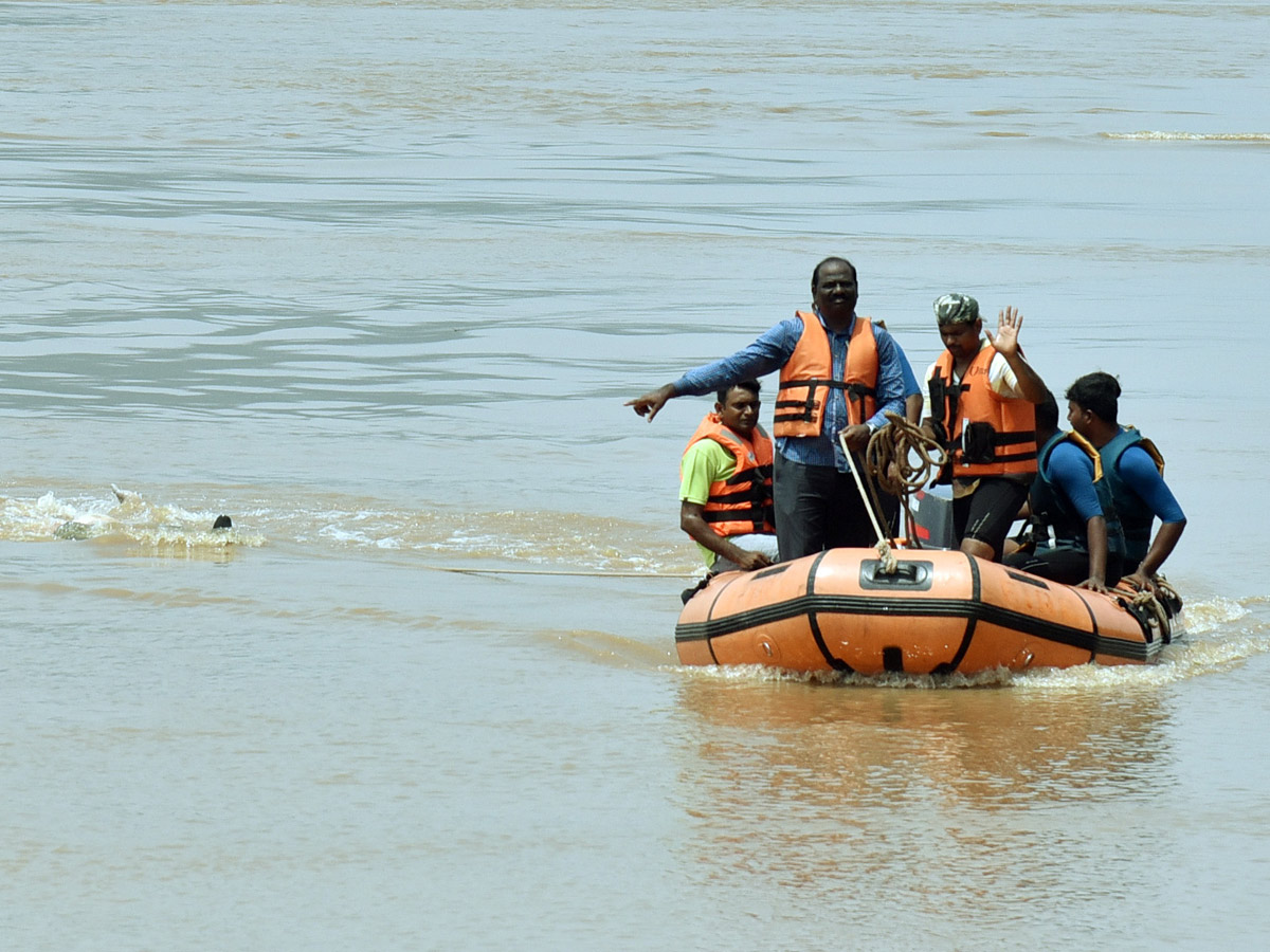 Ongoing Operation Godavari Boat Lift Out Photo Gallery - Sakshi17