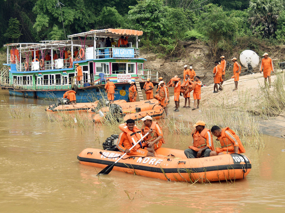 Ongoing Operation Godavari Boat Lift Out Photo Gallery - Sakshi20