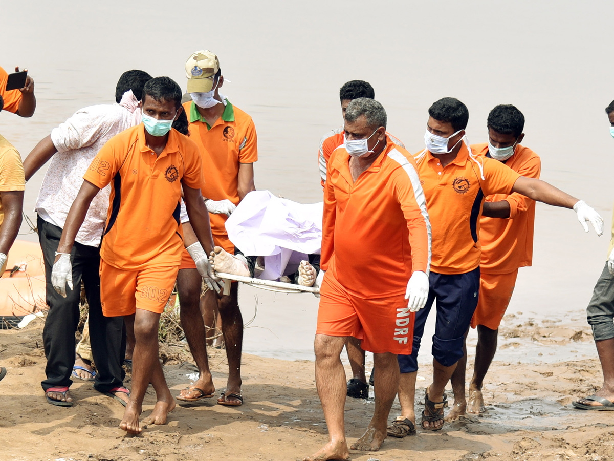 Ongoing Operation Godavari Boat Lift Out Photo Gallery - Sakshi4