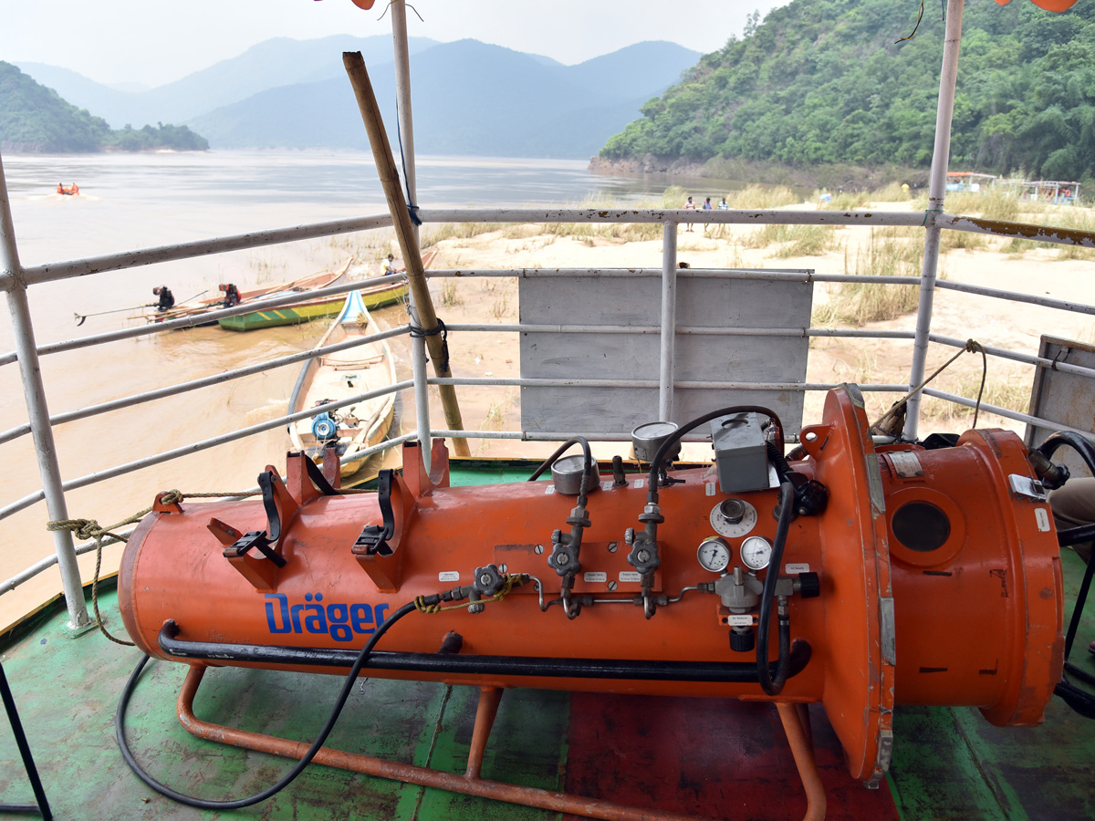 Ongoing Operation Godavari Boat Lift Out Photo Gallery - Sakshi6