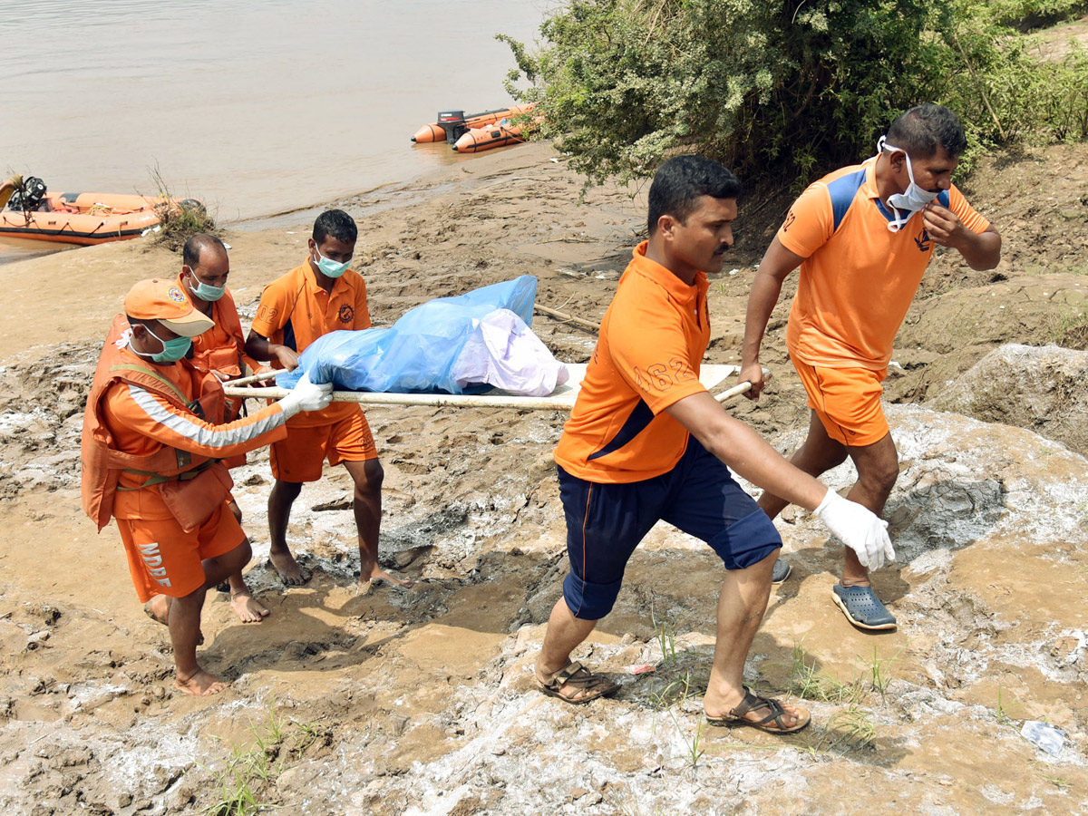 Ongoing Operation Godavari Boat Lift Out Photo Gallery - Sakshi8