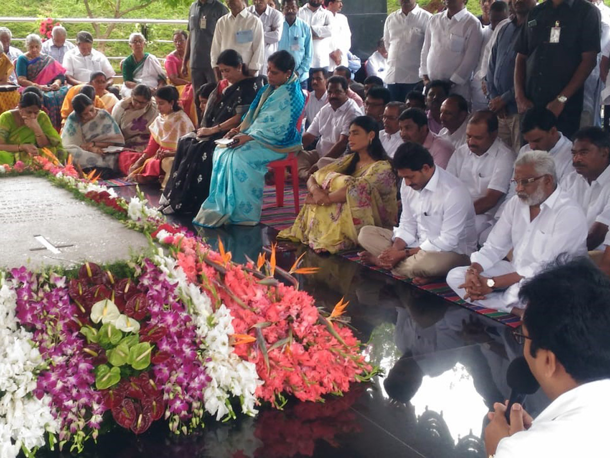 CM Jagan Pays Tribute-YS Rajasekhara Reddy Idupulapaya ysr Ghat Photo Gallery - Sakshi1