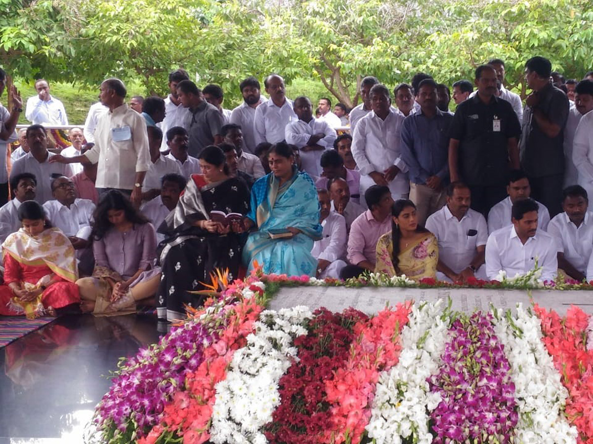 CM Jagan Pays Tribute-YS Rajasekhara Reddy Idupulapaya ysr Ghat Photo Gallery - Sakshi2