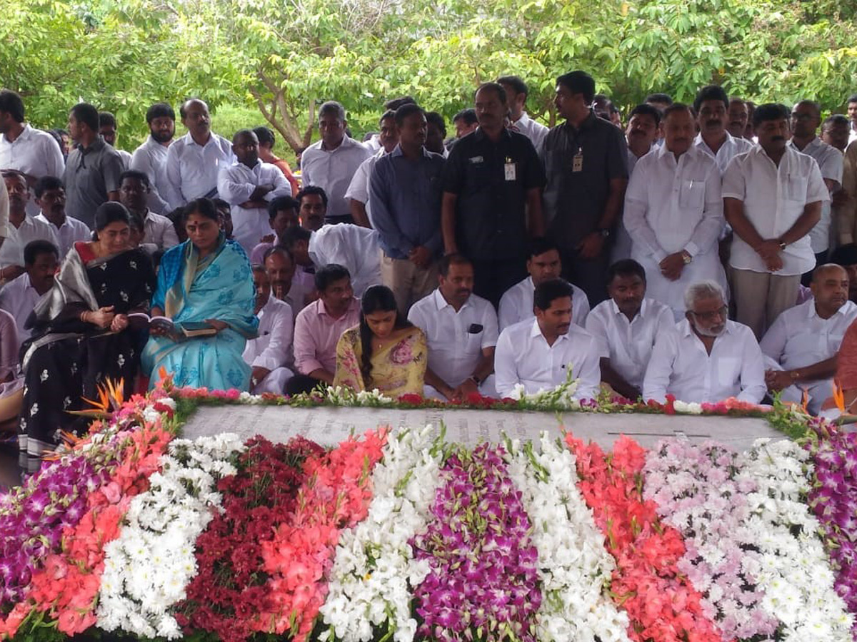 CM Jagan Pays Tribute-YS Rajasekhara Reddy Idupulapaya ysr Ghat Photo Gallery - Sakshi4