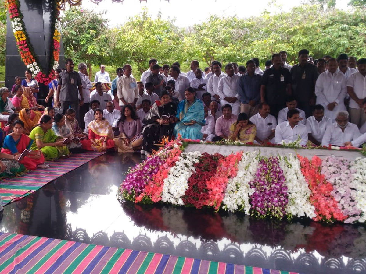 CM Jagan Pays Tribute-YS Rajasekhara Reddy Idupulapaya ysr Ghat Photo Gallery - Sakshi6