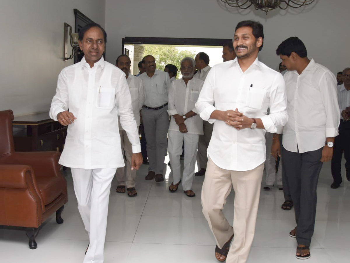 AP CM YS Jagan meets CM KCR at Pragati Bhavan Photo Gallery - Sakshi5