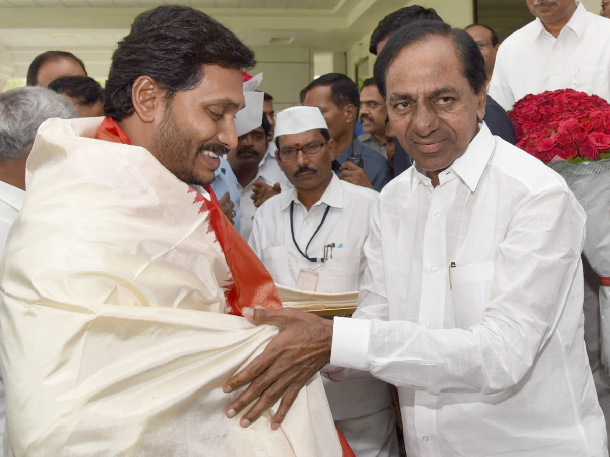 AP CM YS Jagan meets CM KCR at Pragati Bhavan Photo Gallery - Sakshi3