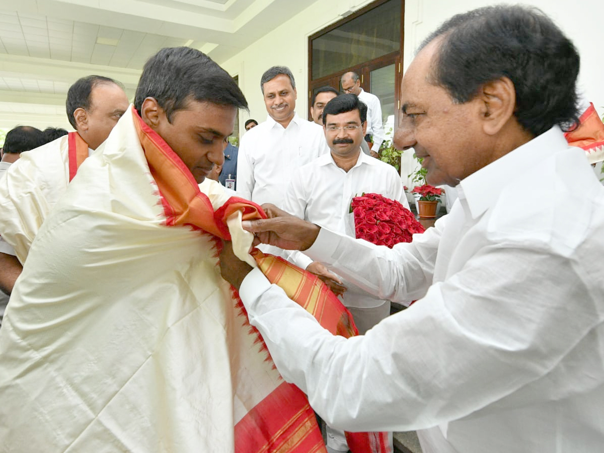 AP CM YS Jagan meets CM KCR at Pragati Bhavan Photo Gallery - Sakshi11