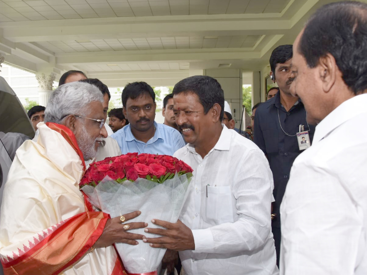 AP CM YS Jagan meets CM KCR at Pragati Bhavan Photo Gallery - Sakshi12