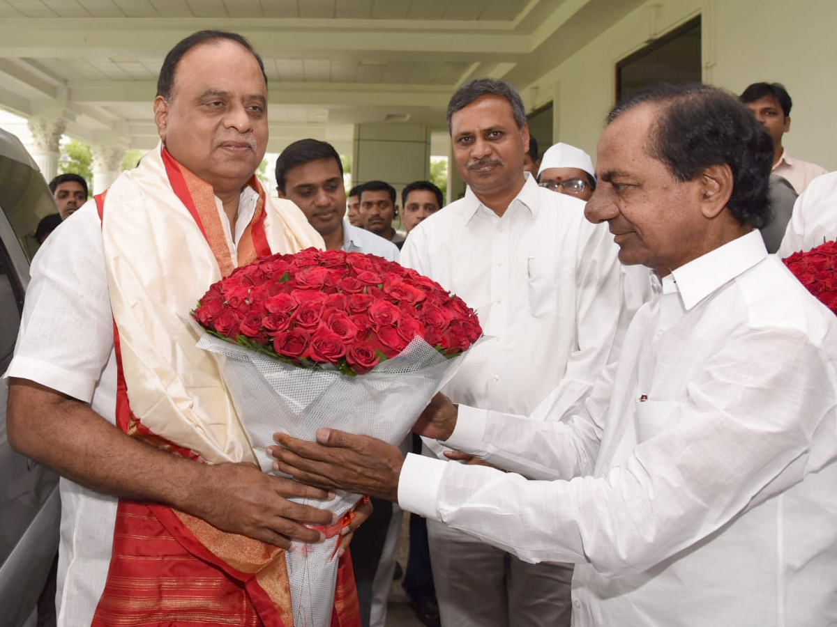 AP CM YS Jagan meets CM KCR at Pragati Bhavan Photo Gallery - Sakshi13