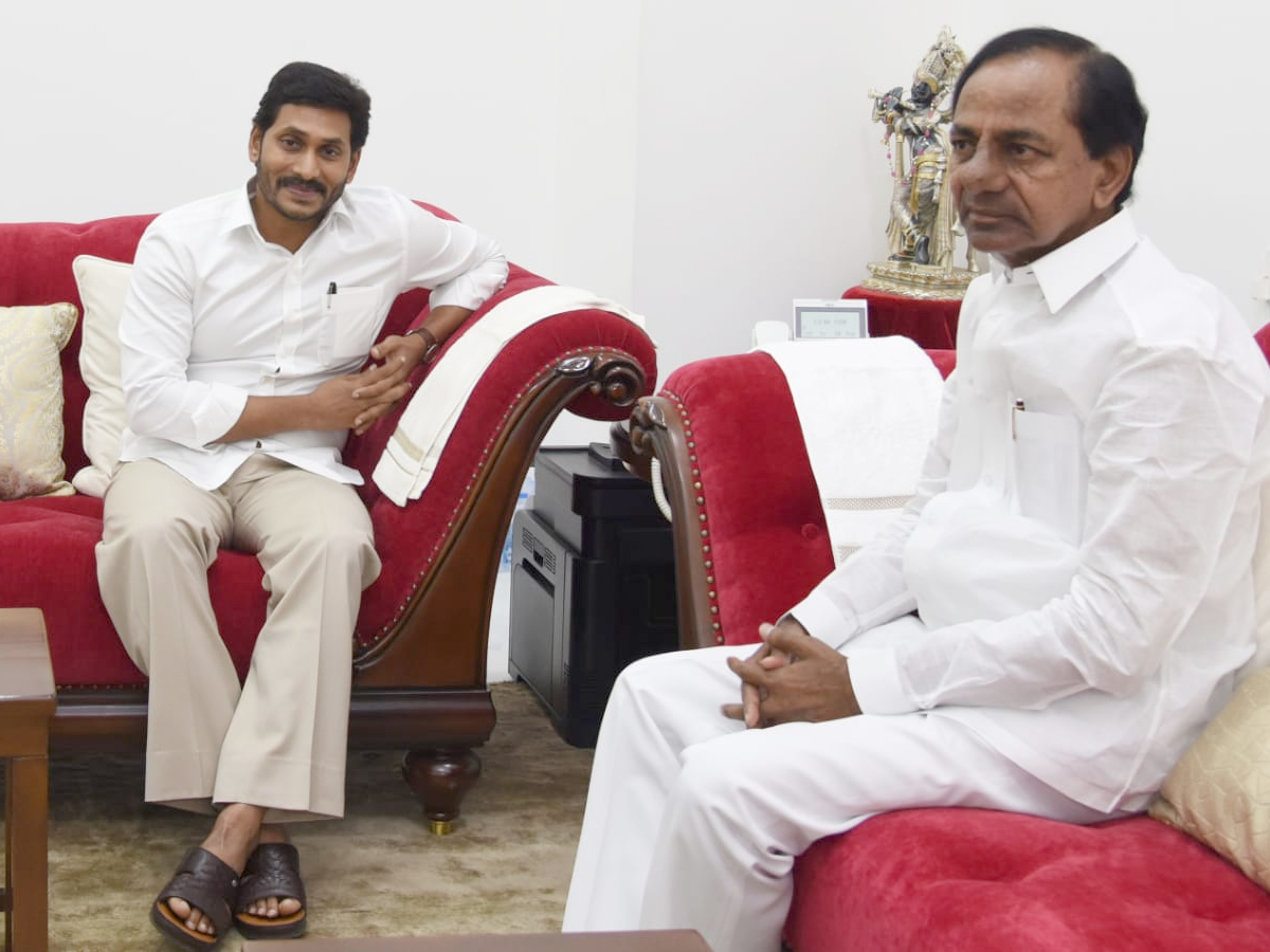 AP CM YS Jagan meets CM KCR at Pragati Bhavan Photo Gallery - Sakshi4