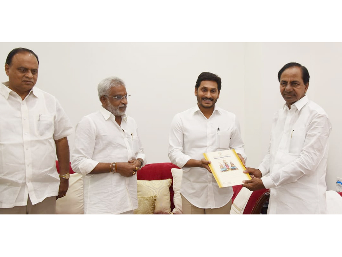 AP CM YS Jagan meets CM KCR at Pragati Bhavan Photo Gallery - Sakshi7