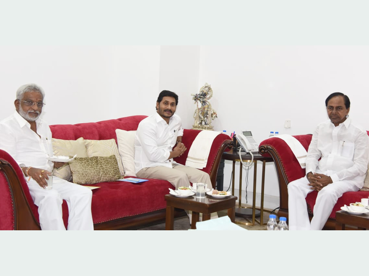 AP CM YS Jagan meets CM KCR at Pragati Bhavan Photo Gallery - Sakshi8