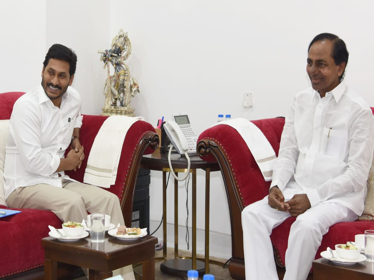 AP CM YS Jagan meets CM KCR at Pragati Bhavan Photo Gallery - Sakshi9