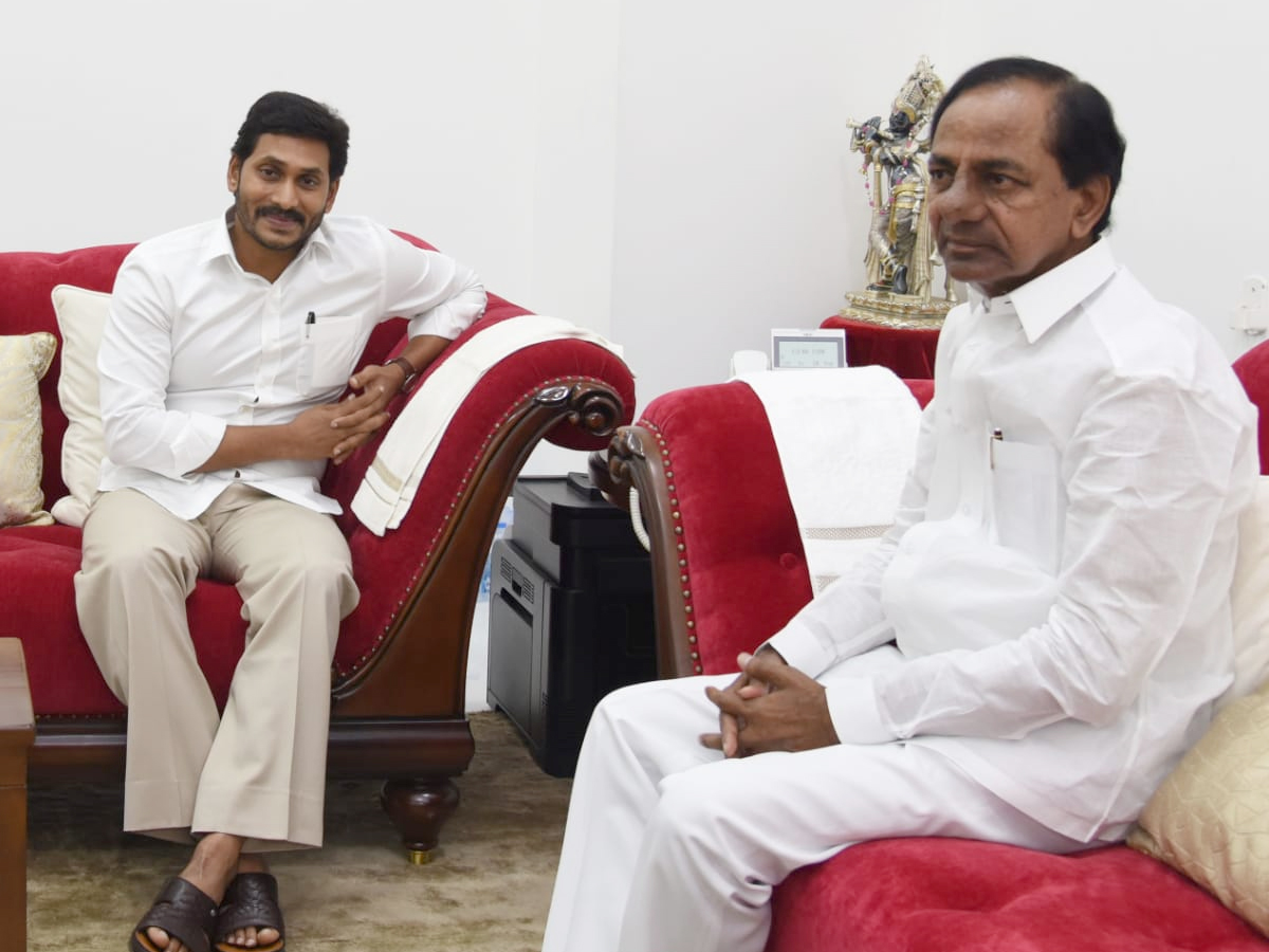 AP CM YS Jagan meets CM KCR at Pragati Bhavan Photo Gallery - Sakshi10