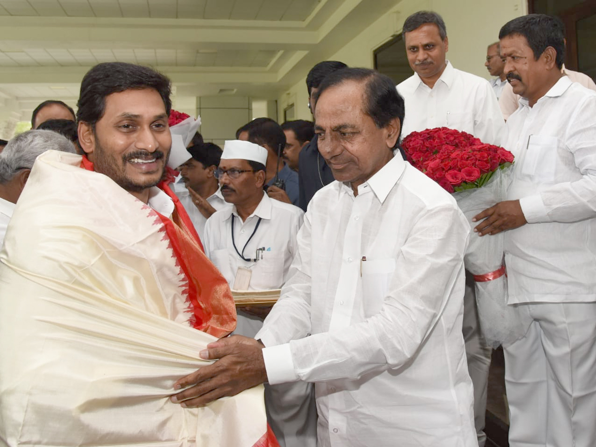 AP CM YS Jagan meets CM KCR at Pragati Bhavan Photo Gallery - Sakshi2