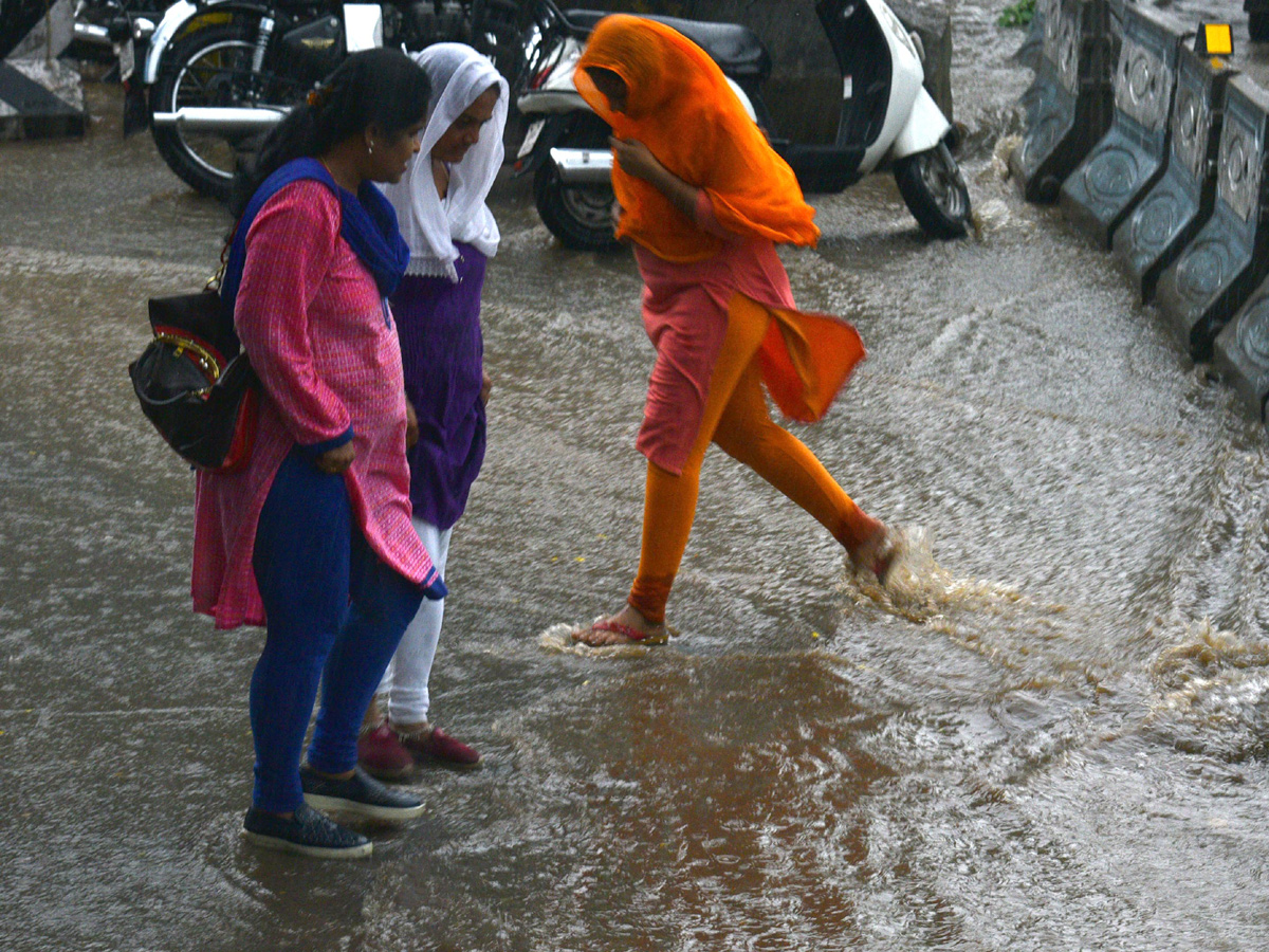 heavy rain in hyderabad Photo Gallery - Sakshi12