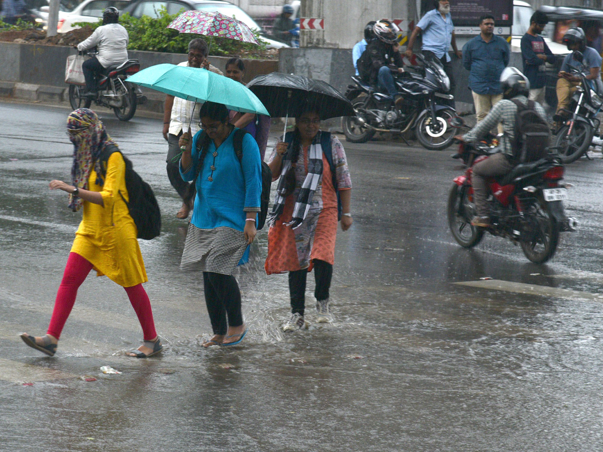 heavy rain in hyderabad Photo Gallery - Sakshi13