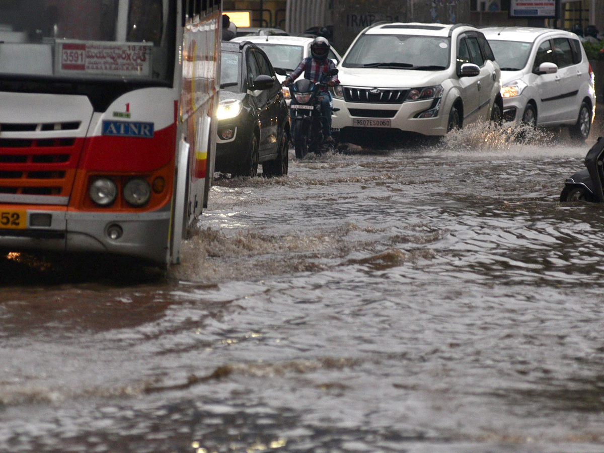 heavy rain in hyderabad Photo Gallery - Sakshi14