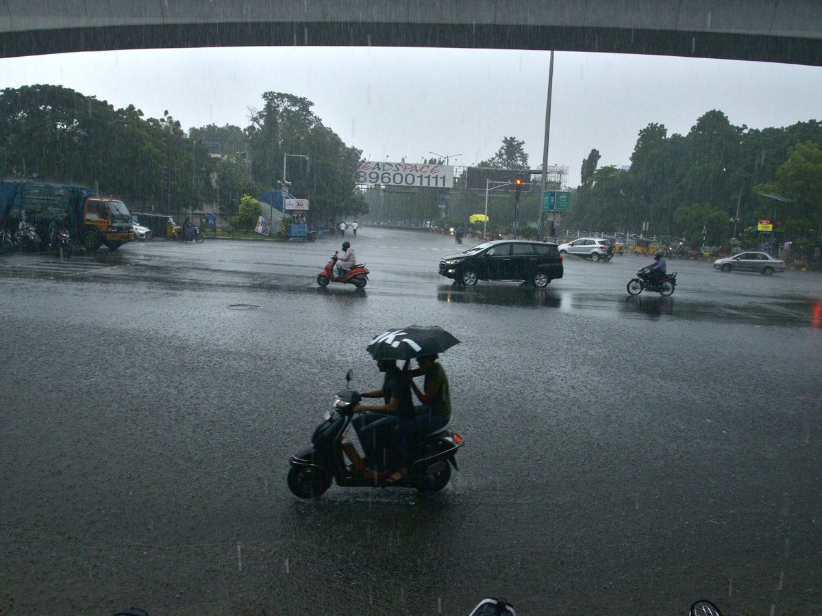 heavy rain in hyderabad Photo Gallery - Sakshi15