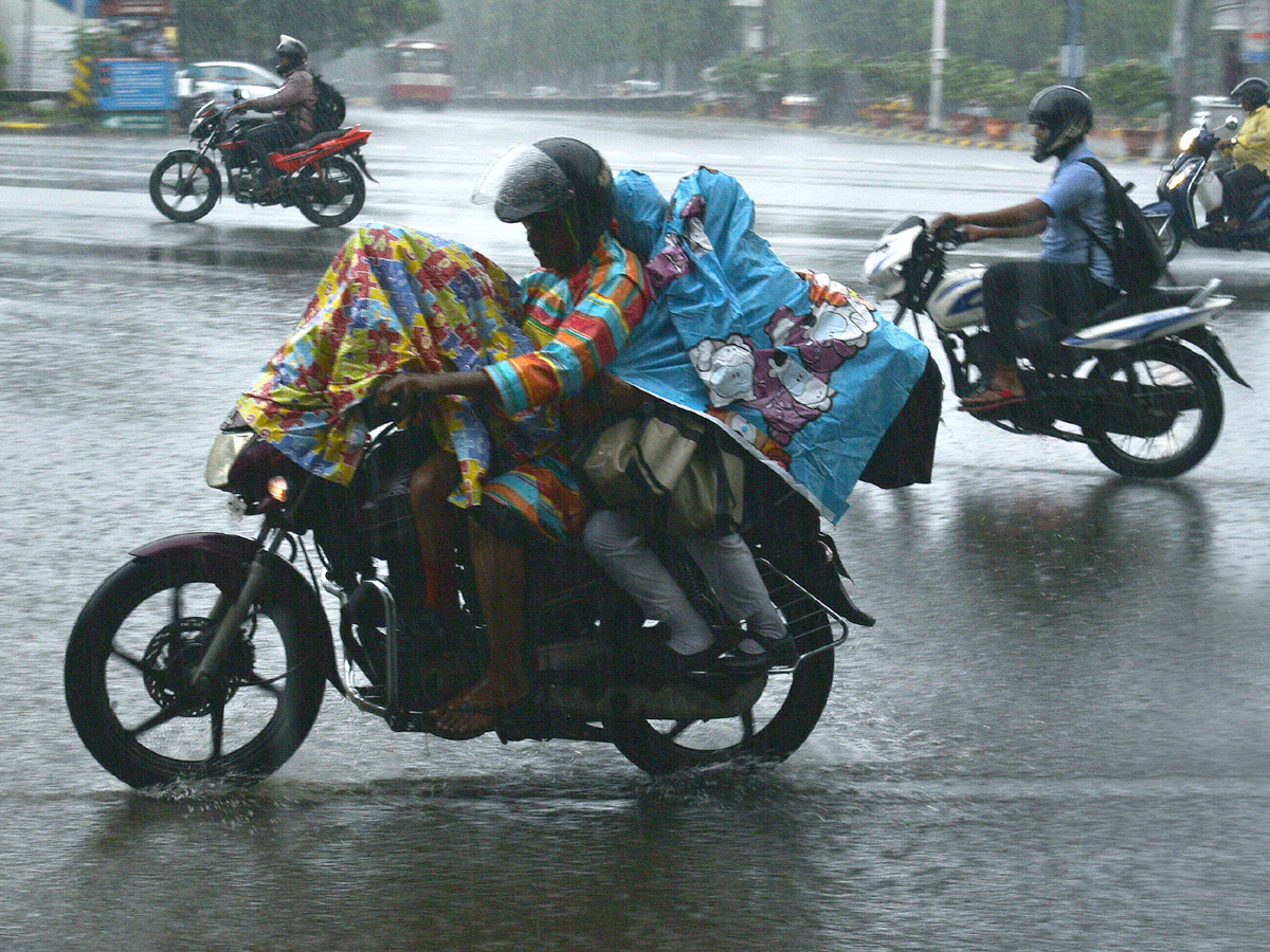 heavy rain in hyderabad Photo Gallery - Sakshi16