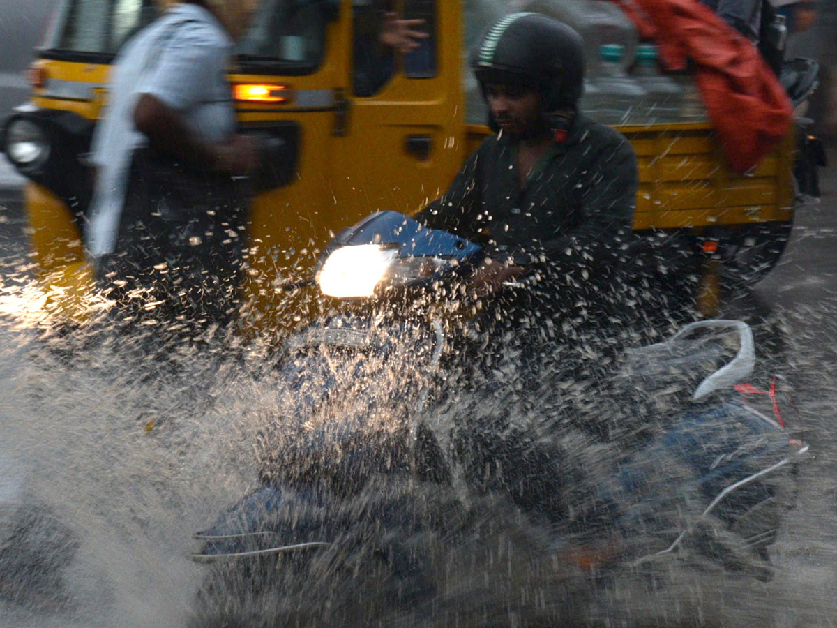 heavy rain in hyderabad Photo Gallery - Sakshi17