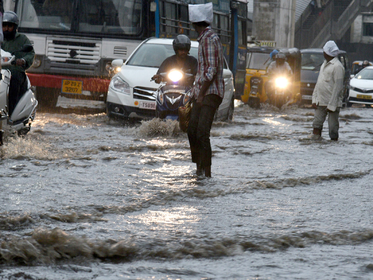 heavy rain in hyderabad Photo Gallery - Sakshi18