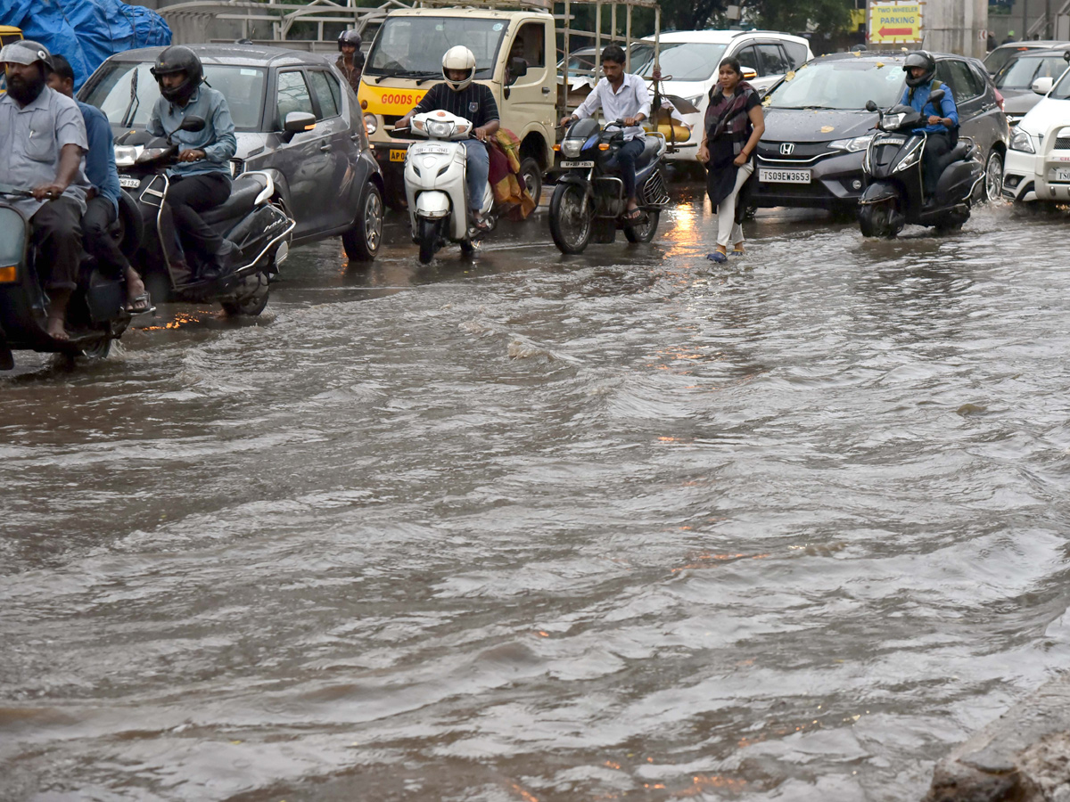 heavy rain in hyderabad Photo Gallery - Sakshi25