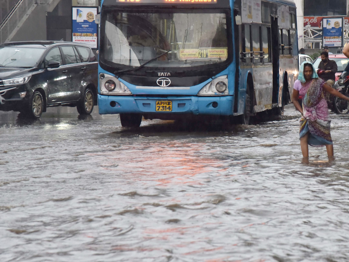 heavy rain in hyderabad Photo Gallery - Sakshi26