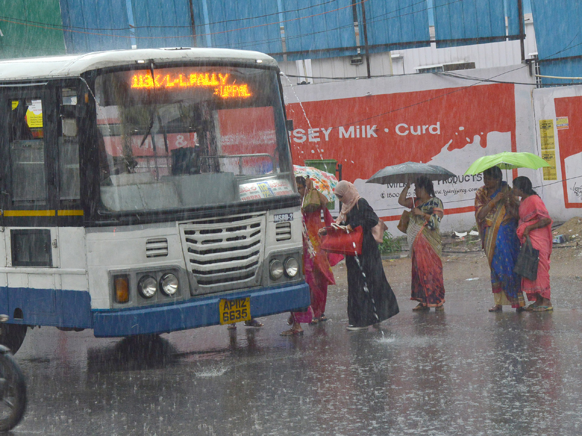 heavy rain in hyderabad Photo Gallery - Sakshi4